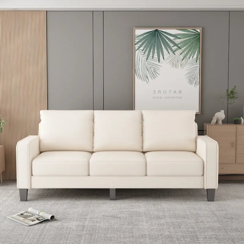 Beige stoffen bank met rechte armleuningen en gecapitonneerde rugleuning