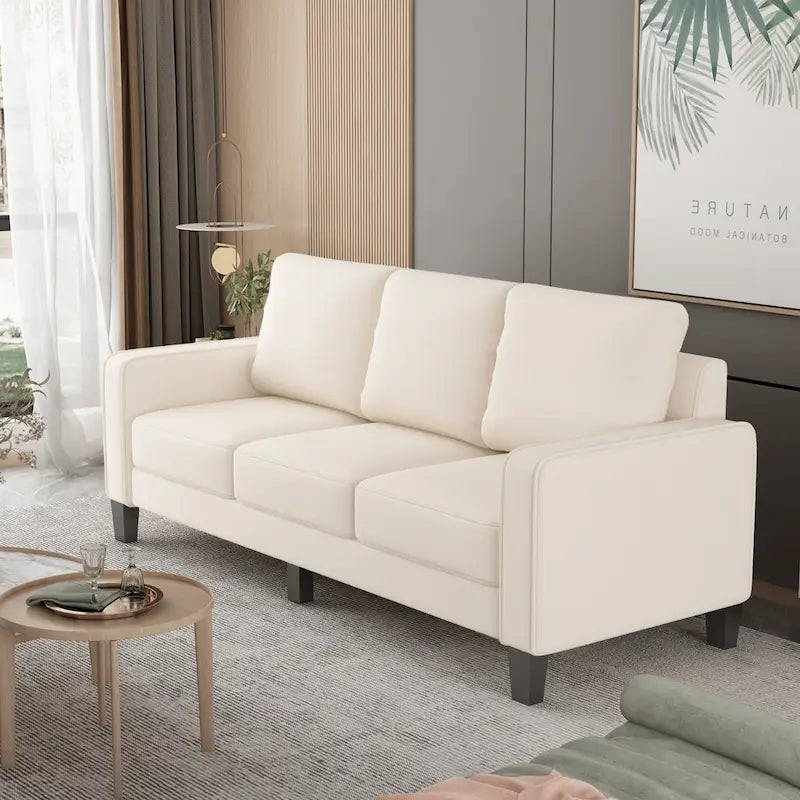 Beige stoffen bank met rechte armleuningen en gecapitonneerde rugleuning
