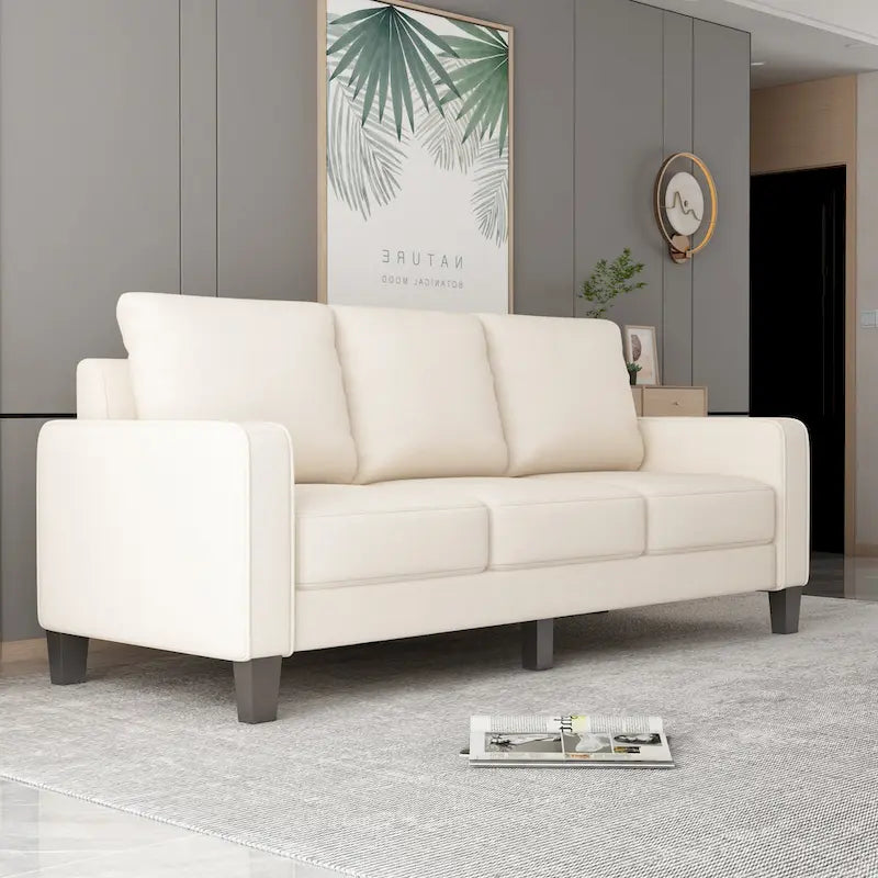 Beige stoffen bank met rechte armleuningen en gecapitonneerde rugleuning