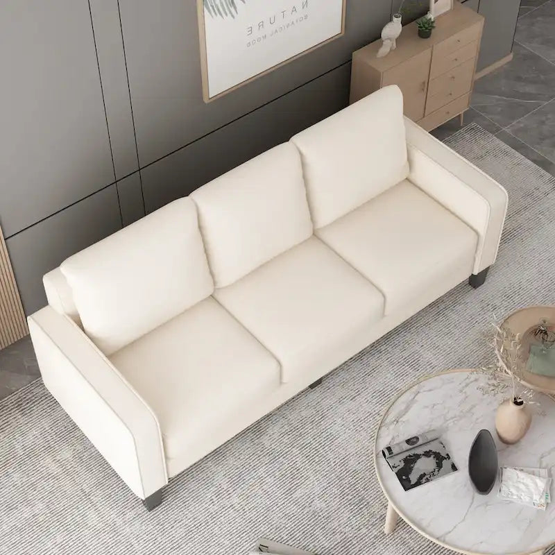 Beige stoffen bank met rechte armleuningen en gecapitonneerde rugleuning