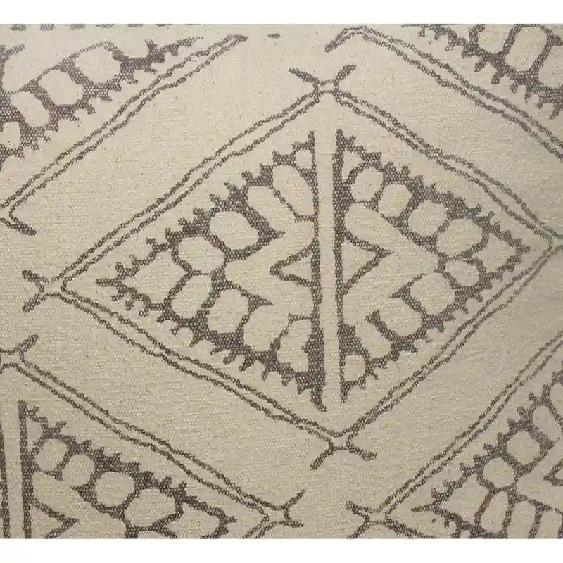 Handgefertigter geometrischer Pouf im rustikalen Landhausstil