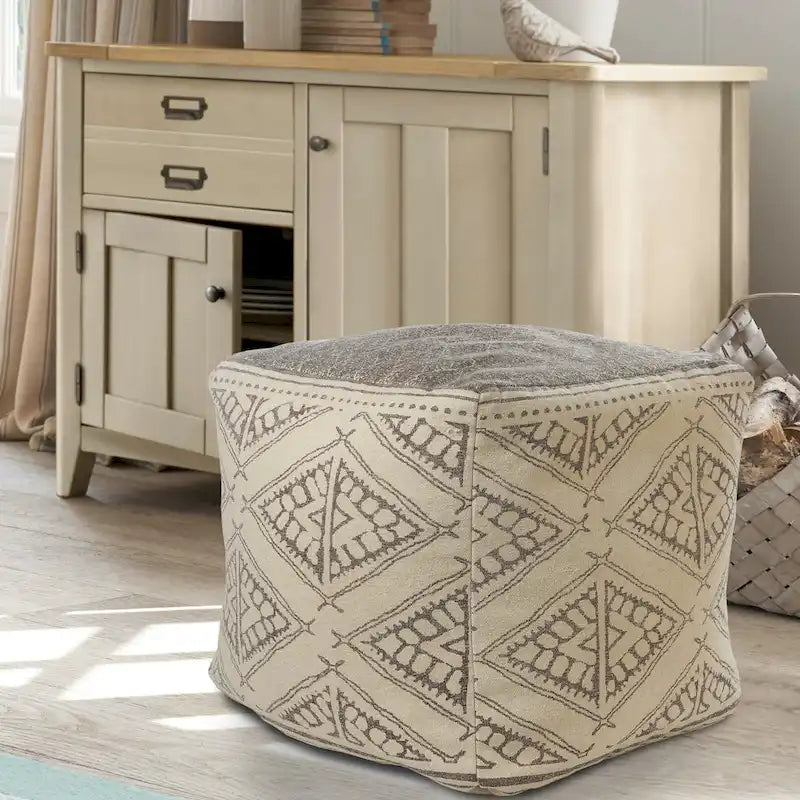 Handgefertigter geometrischer Pouf im rustikalen Landhausstil