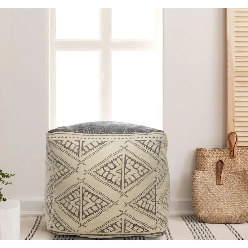 Handgefertigter geometrischer Pouf im rustikalen Landhausstil