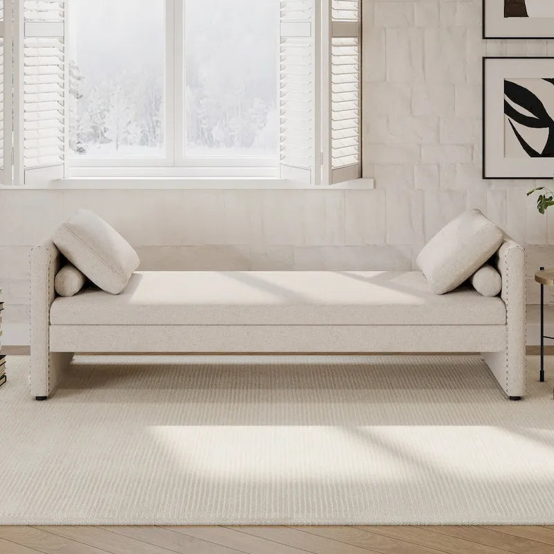 Moderní čalouněné lehátko typu chaise longue s polštáři, malé jednomístné lehátko do obývacího pokoje