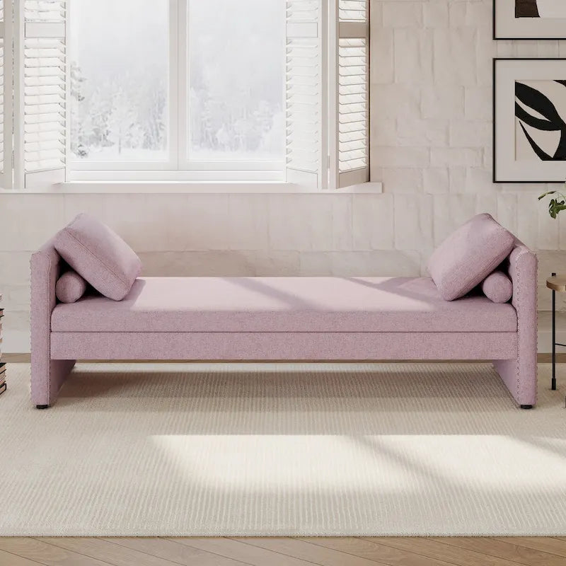 Moderní čalouněné lehátko typu chaise longue s polštáři, malé jednomístné lehátko do obývacího pokoje