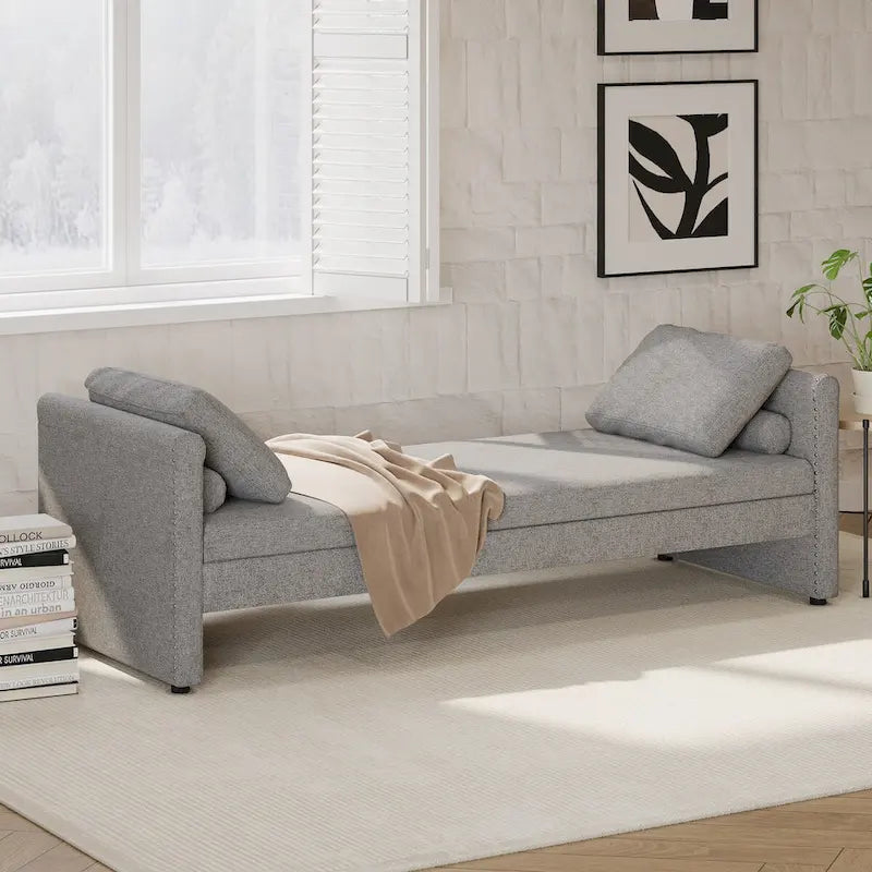 Moderní čalouněné lehátko typu chaise longue s polštáři, malé jednomístné lehátko do obývacího pokoje