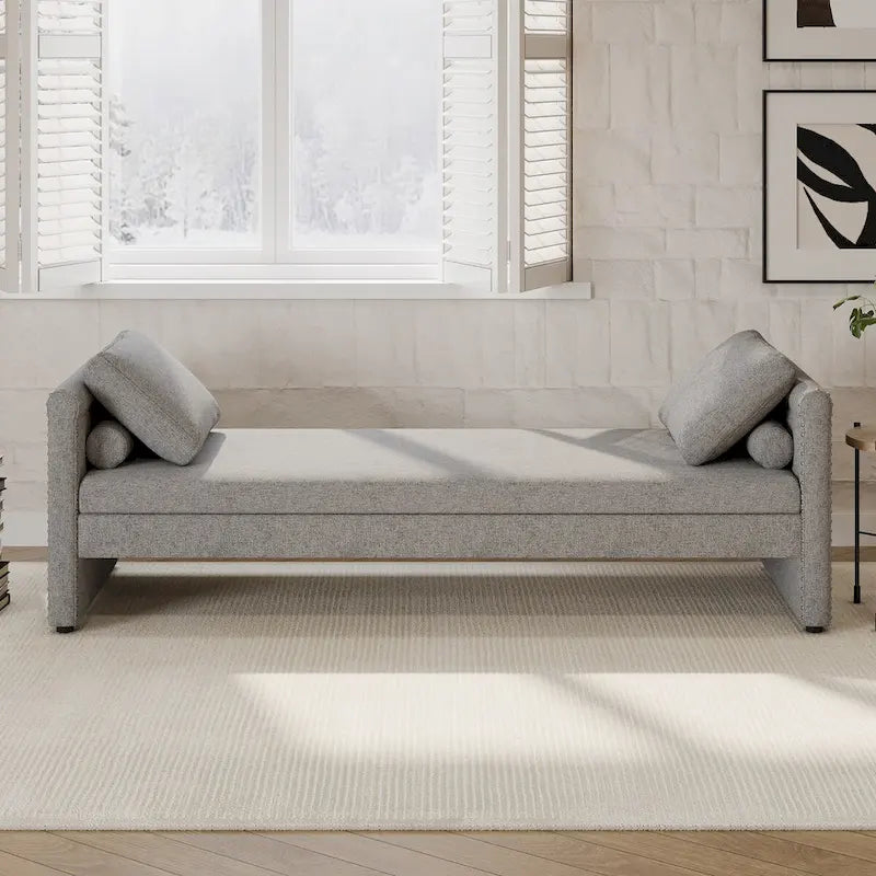 Moderní čalouněné lehátko typu chaise longue s polštáři, malé jednomístné lehátko do obývacího pokoje